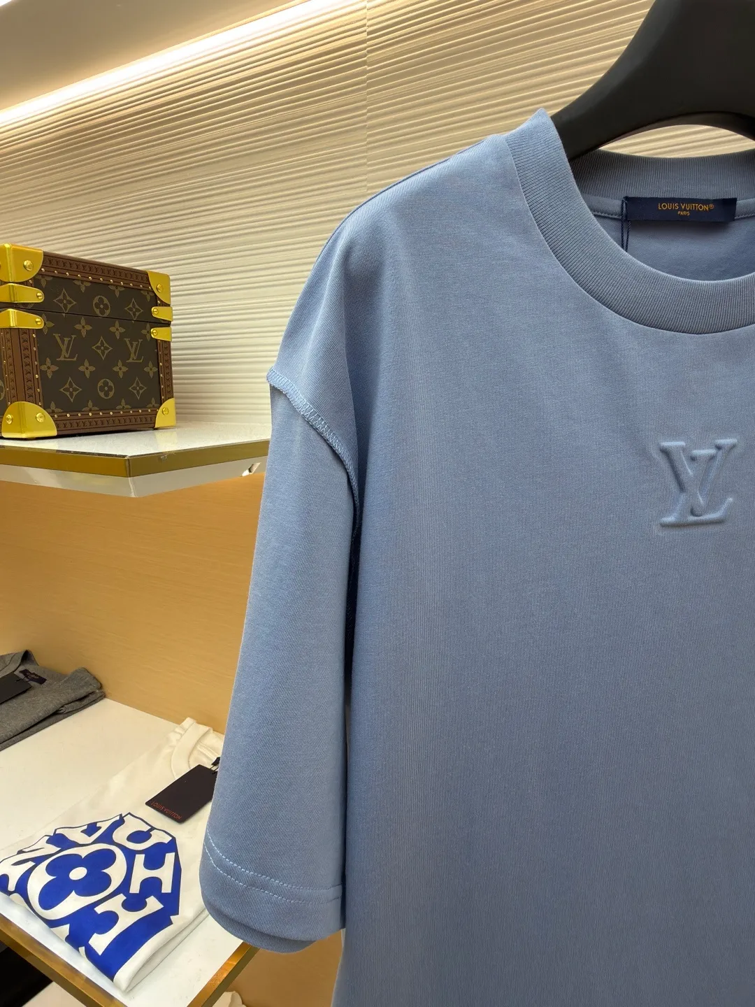 LOUISVUITTON embossed small label T-shirt ●Authentic product: purchased and developed by 5450 ●Item number: 1682105-A00 ●Fabric: pure cotton fabric ●Technology: embossed production ●Version: fitted version ●Weight: about 300 grams ●Size: XS-S-M-L ●Description: Fabric is 40S/2 Double-strand smooth cotton plain weave, dust-free wool processing; matching 40s single-strand combed cotton, 280g cylindrical machine rib. The front panel is stamped and filled. After low-temperature stamping with a steel stamp, the inside is filled with foam cotton. The bottom surface is directly sealed with low-temperature hot melt glue at 80 degrees Celsius. The integrated machine operation makes the relief pattern three-dimensional and full and stylish. High-quality products require natural and beautiful products. The overall wiring is straight and delicate, the fabric is comfortable and soft, and the color is consistent without color difference. It can be matched with the same style to create a fashionable look and control various occasions. Customized accessories, complete with three standards, same style for men and women!